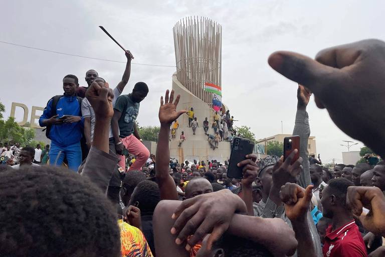 Em frente à Assembleia Nacional na capital do país, Niamei, apoiadores das Forças Armadas do Níger se manifestam a favor do golpe que retirou o presidente Mohamed Bazoum