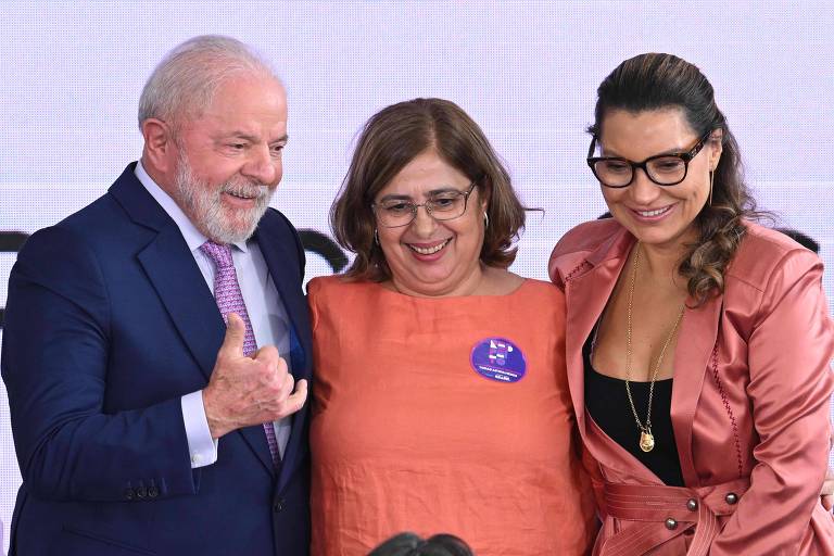 Presidente Lula ao lado da ministra Cida Gonçalves (Mulheres) e da primeira-dama, Janja
