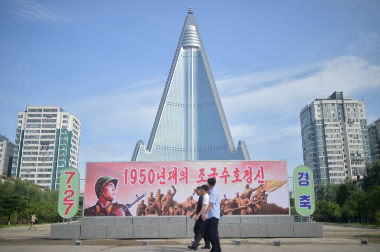 Coreia do Norte celebra 70º aniversário do armistício e exibe mísseis proibidos 