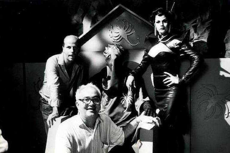 O diretor Ivan Cardoso (a partir da esq.), o artista plástico Óscar Ramos e Monique Evans nas filmagens de "O Escorpião Escarlate"