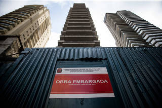 Placa de obra embargada é colocada em prédio da construtora São José, no Itaim Bibi
