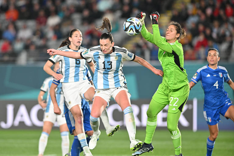 A goleira italiana Francesca Durante evita que as jogadoras argentinas cheguem na bola na primeira rodada da Copa do Mundo