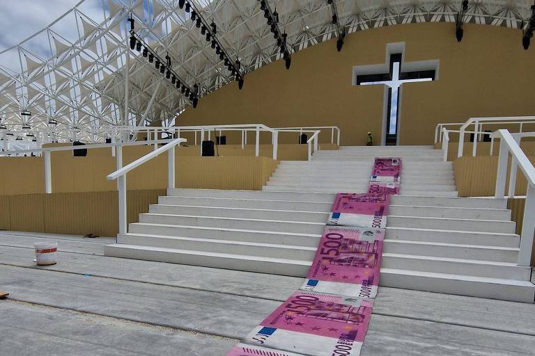 Protesto contra Jornada Mundial da Juventude instala "tapete de dinheiro" em palco que receberá o papa Francisco. Autor da ação é o artista plástico português Bordalo II