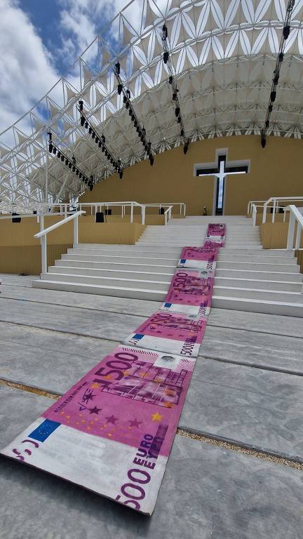 Protesto contra Jornada Mundial da Juventude instala "tapete de dinheiro" no palco que receberá o papai Francisco.  Autor da ação é o artista plástico Bordallo II