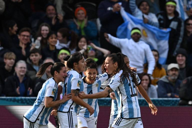 Romina Núñez (número 7) é abraçada após fazer o gol que decretou o empate em 2 a 2