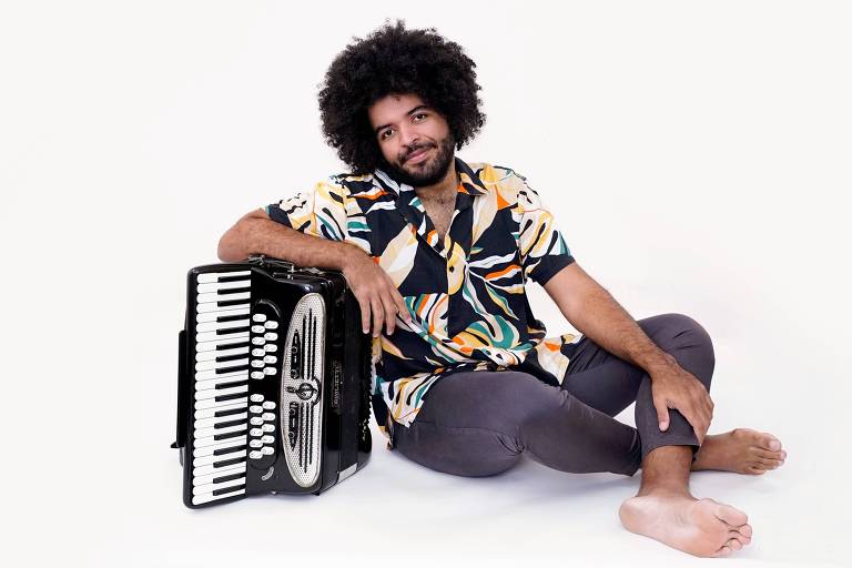 Em foto colorida, o sanfoneiro, cantor e compositor sergipano Mestrinho posa para a câmera