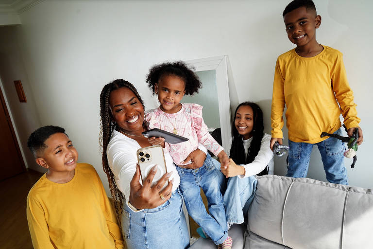 Retrato da da influencer e mãe solo, Aline Barbosa, com os filhos Laura, 14 anos, Vicente, 9,  Joaquim, 7 e Antônia, 4, no apartamento em que moram, no bairro Ruben Berta