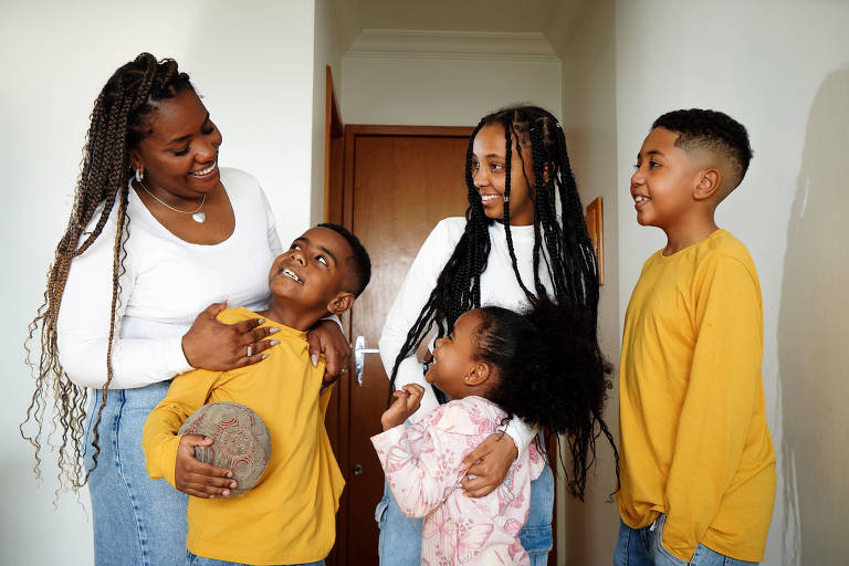 Retrato da da influencer e mãe solo, Aline Barbosa, com os filhos Laura, 14 anos, Vicente, 9, Joaquim, 7 e Antônia, 4, no apartamento em que moram, no bairro Ruben Berta