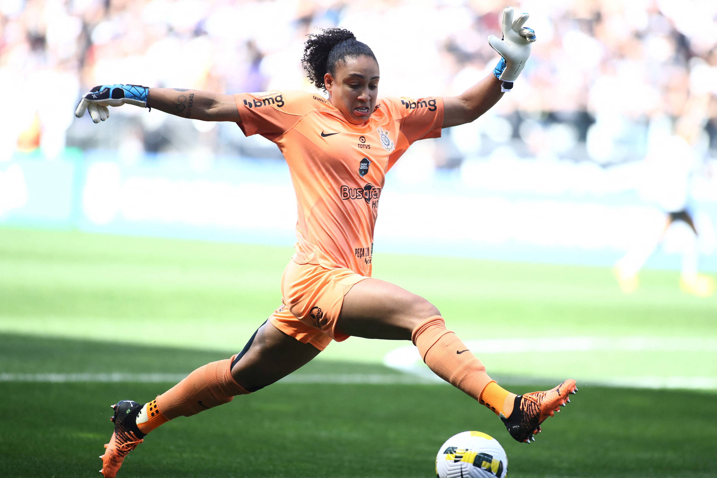 Jogo de futebol feminino no campo de futebol fotografia editorial