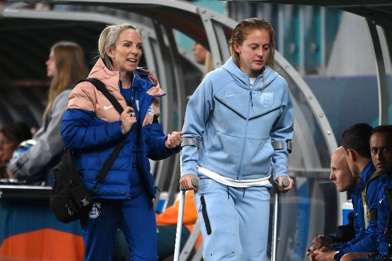 Keira Walsh de muletas após lesão no joelho em jogo da Inglaterra 