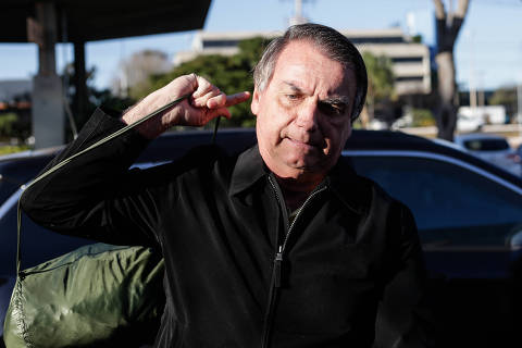 BRASILIA, DF,  29-06-2023 O ex presidente JAir Bolsonaro em coletiva de imprensa no Aeroporto de Brasília antes de embarcar para o Rio de Janeiro  (FOTO  Gabriela Biló /Folhapress)