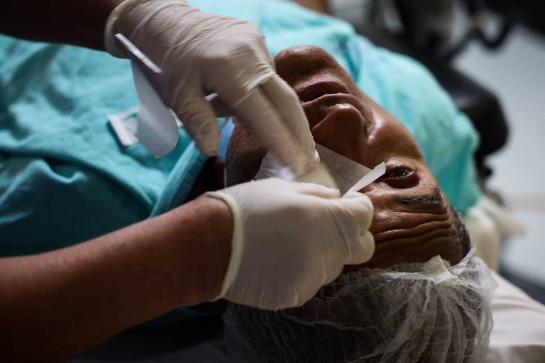 O paciente Edilson Alves da Silva, apos passar por cirurgia de catarata no Centro de Referência em Oftalmologia, em Goiânia