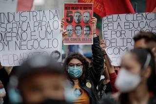 Manifestantes durante ato contra o presidente Jair Bolsonaro 