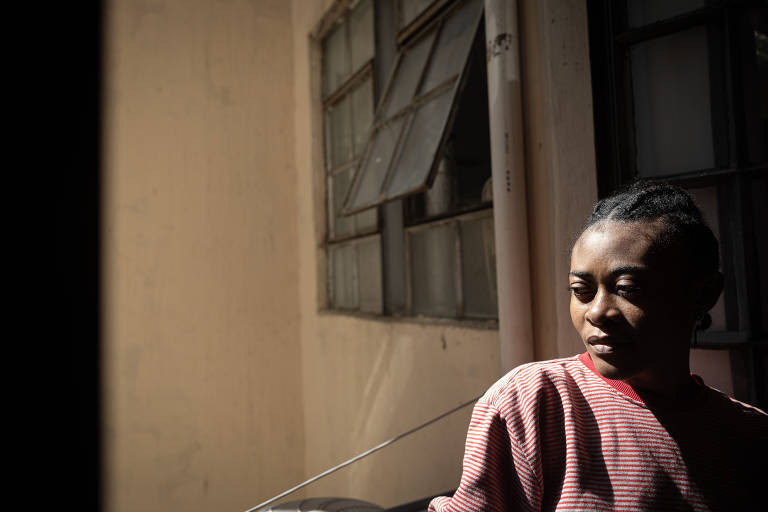 Angolana Chanamona Msilgi, 33, que mora em prédio ocupado na Praça do Patriarca com o marido e três filhos