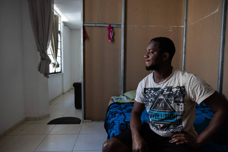 Armando Mafuka, 33, transformou uma sala comercial de prédio histórico em moradia