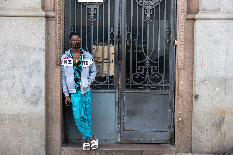 Morador de ocupação formada por angolano no centro de São Paulo