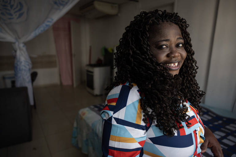 Angolana Mimi Luciavava, 47, mora com a irmã grávida de 8 meses e a sobrinha em ocupação no centro de SP