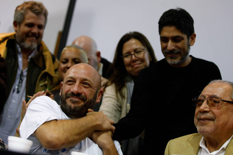 Irmão e pai do 133º neto das Avós da Praça de Maio encontrado, durante entrevista coletiva para realizar o anúncio em Buenos Aires