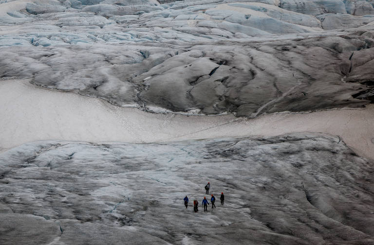 Caminhantes cruzam a geleira Boverbreen, uma geleira interna no Parque Nacional Jotunheimen perto de Lom, na Noruega