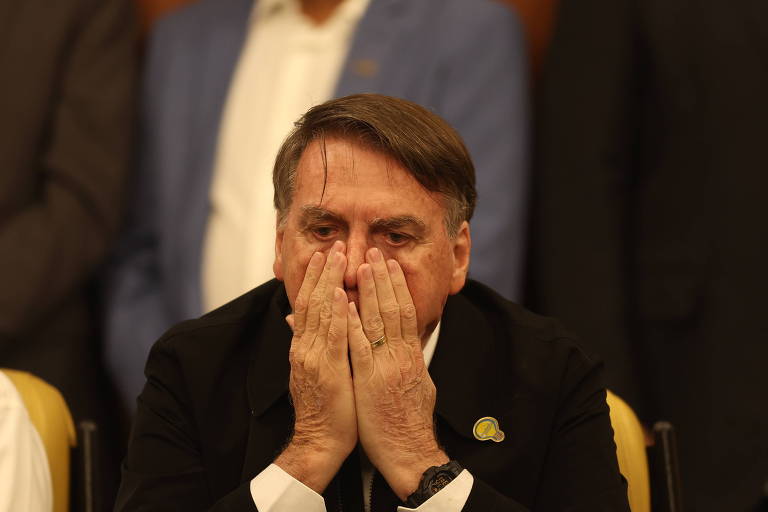 Bolsonaro busca rumo um mês após inelegibilidade e enfrenta percalços