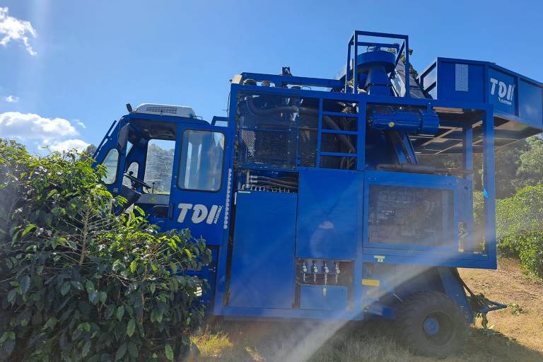 Máquina comprada por associação de produtores atua na colheita de café em Monte Santo de Minas (MG)