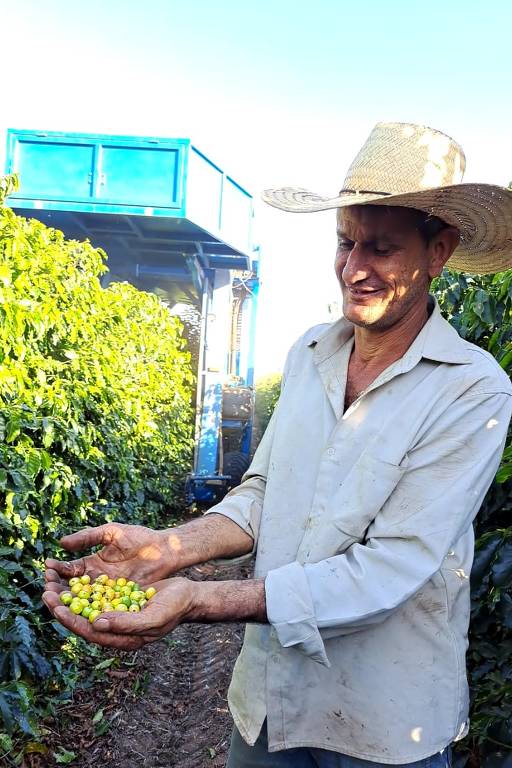 O produtor rural Amarildo José de Araujo, de Monte Santo de Minas (MG), com café cultivado em sua lavoura