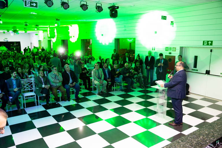 O vice-governador de Minas Gerais, Mateus Simões (Novo), discursa em lançamento de marca territorial de café em Guaxupé, que reuniu pequenos produtores do sudoeste mineiro