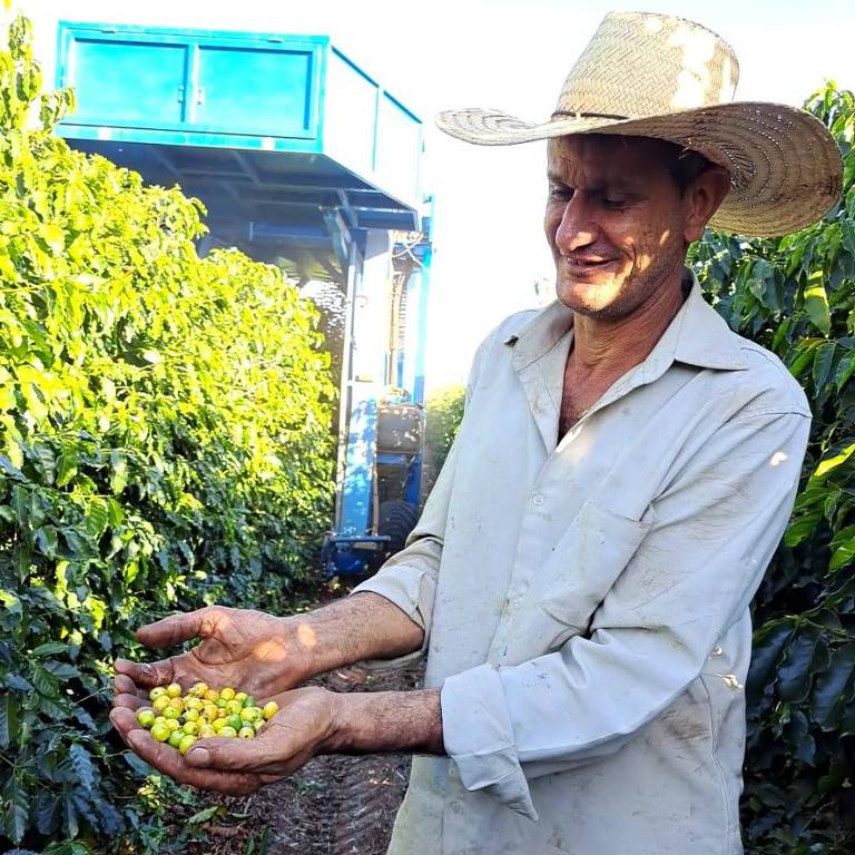 O produtor rural Amarildo José de Araujo, de Monte Santo de Minas (MG), com café cultivado em sua lavoura