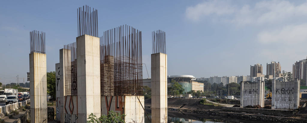 Pilares que seriam da ponte entre Pirituba e Lapa, em São Paulo; obra que expandiria a avenida Raimundo Pereira de Magalhães foi interrompida