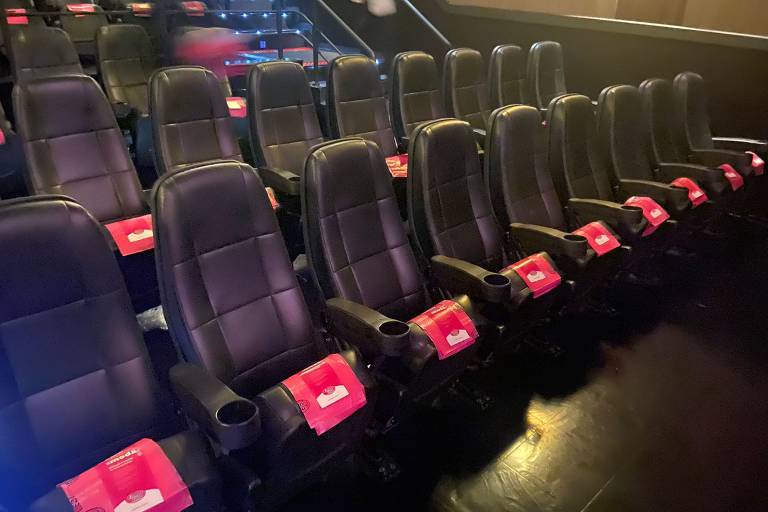 Ação da Embalixo em cinemas, na estreia do filme "Barbie", distribuiu sacos de lixo rosa, produto que vai ser lançado dentro de dois meses.
