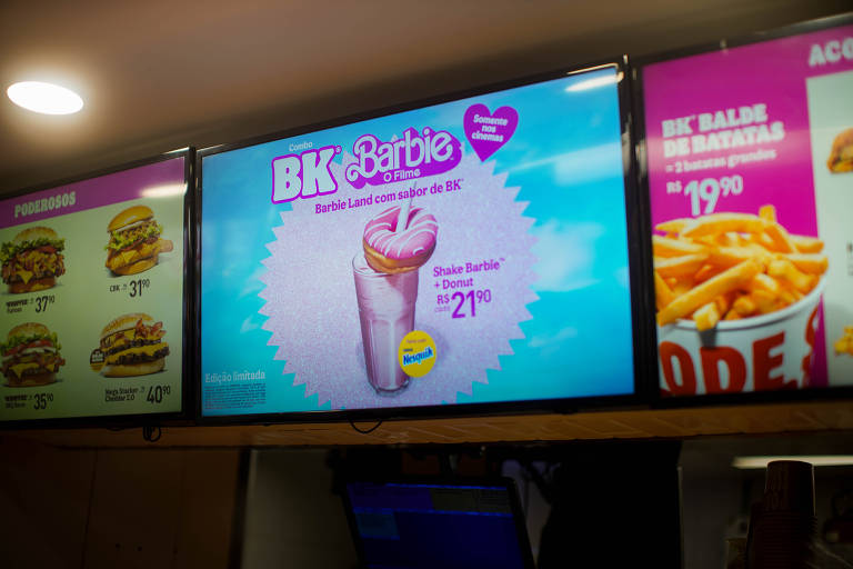 Painel de loja do Burger King com o milkshake com Donuts da Barbie, ao preço de R$ 21,90