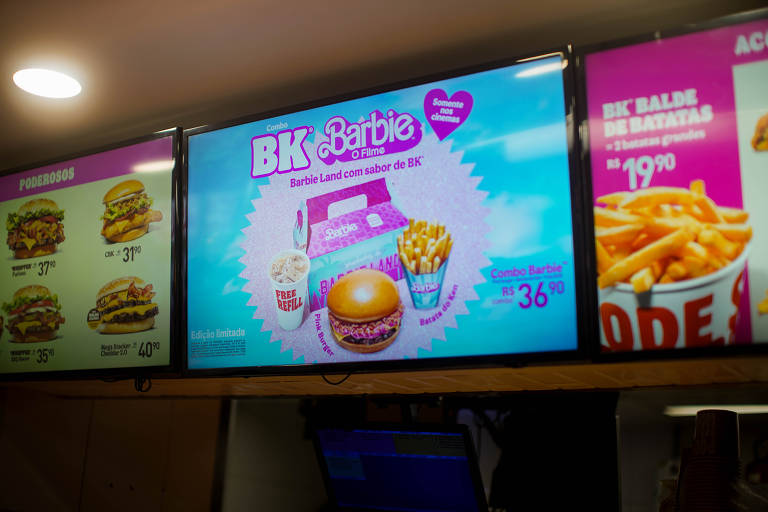Painel de loja do Burger King com o combo da Barbie, ao preço de R$ 36,90