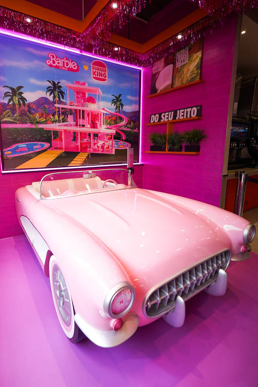 Réplica do carro da Barbie na loja temática do Burger King, em São Paulo