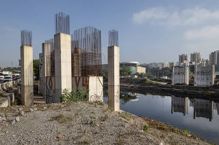Obras da Ponte Pirituba - Lapa paralisadas: vista dos pilares  de ponte da obra  parada  desde 2020 as margens do rio Tiete. A esquerda, lado Lapa, e  a dir, lado Pirituba.