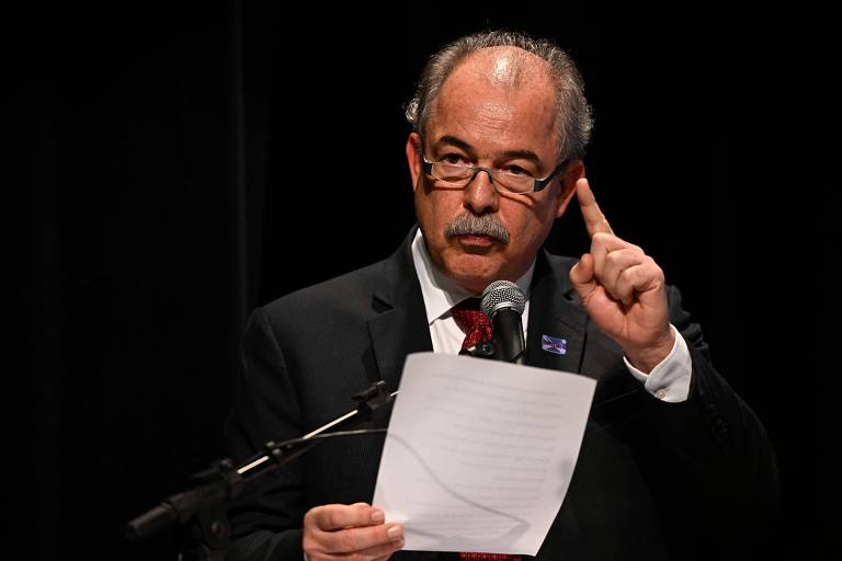 Aloizio Mercadante gesticula durante discurso em evento do BNDES, no Rio de Janeiro