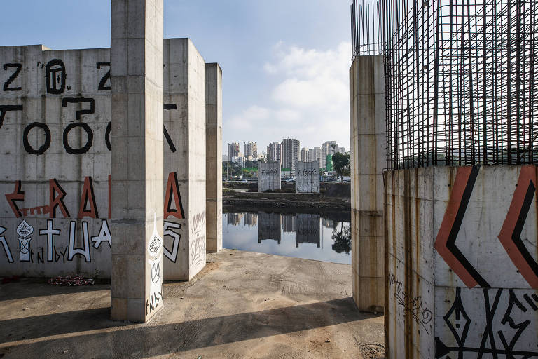 Os pilares já construídos para a ponte que ligaria Pirituba à Lapa, na capital paulista, estão pichadas e com sinais de envelhecimento