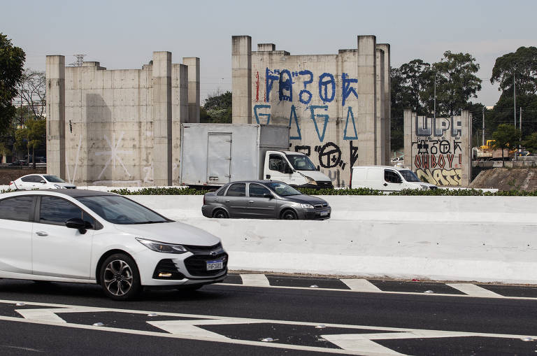 A intervenção ampliaria e alargaria a avenida Raimundo Pereira de Magalhães nos trechos de acesso à nova ligação, com duas faixas para carros, além de corredores exclusivos de ônibus, ciclovias e passeio público