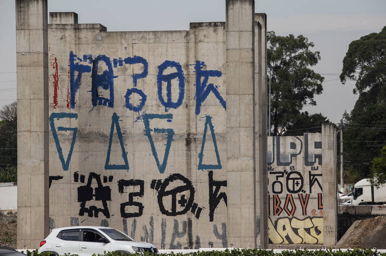 O Ministério Público de São Paulo entrou com uma ação para anular as licenças ambientais do projeto, e o TJ-SP acatou o pedido; desde então a obra está parada