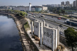 Obras da Ponte Pirituba - Lapa paralisadas: vista dos pilares  de ponte de obra  parada  desde 2020 as margens do rio Tiete sentido rodovia dos Bandeirantes (ao fundo, shopping Tiete Plaza)