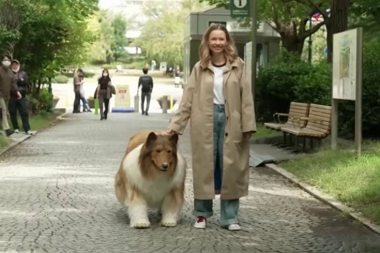 Japonês compra fantasia realista de cachorro e faz o primeiro passeio; veja vídeo