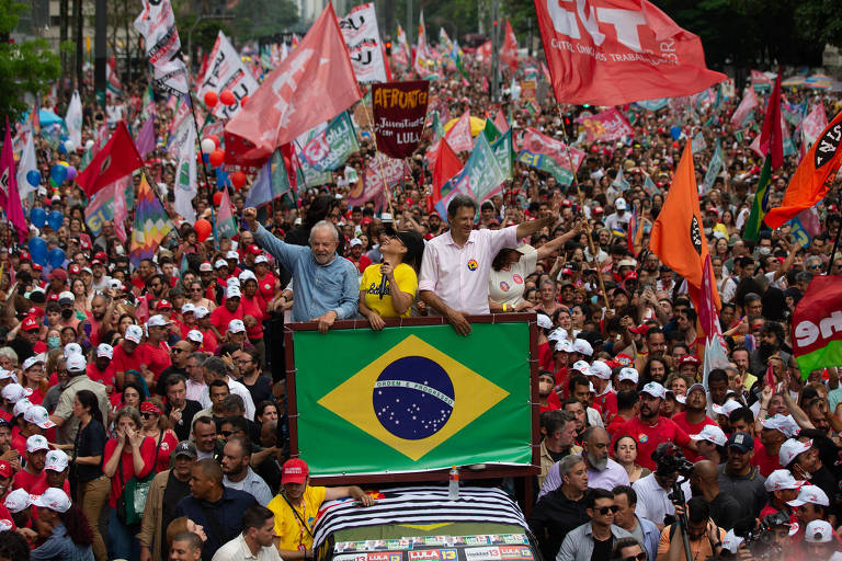 Caminhada do candidato à presidência, Lula, com Alckmin e o candidato a governador por São Paulo pelo PT, Fernando Haddad, na Avenida Paulista, na véspera do segundo turno de 2022.