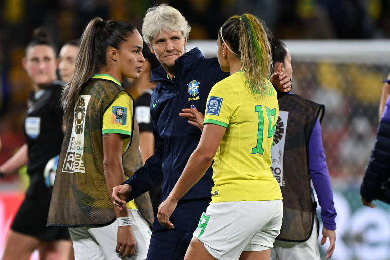 A técnica Pia Sundhage olha para a jogadora Mônica depois da derrota por 2 a 1 do Brasil para a França na segunda rodada do Grupo F da Copa do Mundo