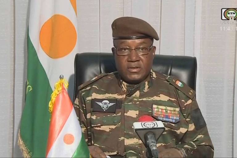 O general Abdourahamane Tiani durante discurso na televisão, no qual se apresentou como líder do país
