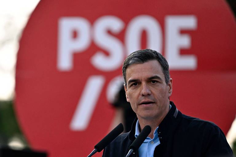 O premiê da Espanha, Pedro Sánchez, discursa em reunião com líderes do PSOE