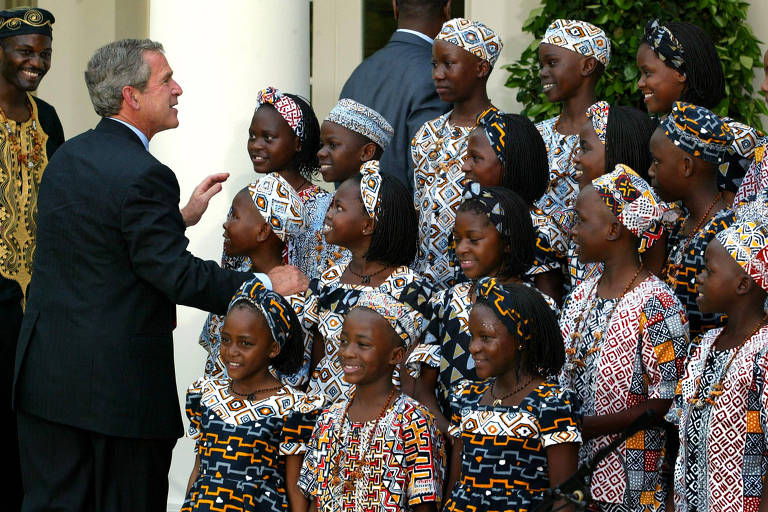 George W. Bush, então presidente dos EUA, acompanha apresentação de crianças da Uganda órfãs por causa da Aids