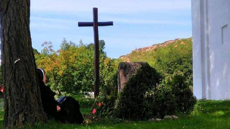 Foto mostra túmulo das freiras, sinalizadas por uma grande cruz