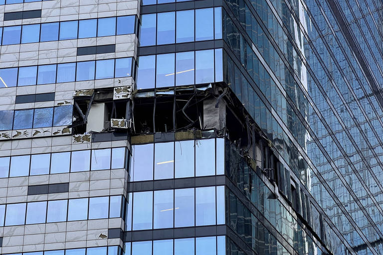 Um prédio é visto com sua fachada de vidro danificada, com placas faltando, em Moscou


