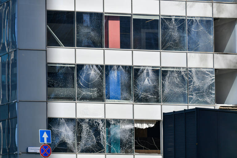 Placas de vidro trincadas em prédio depois de ataque de drones a Moscou

