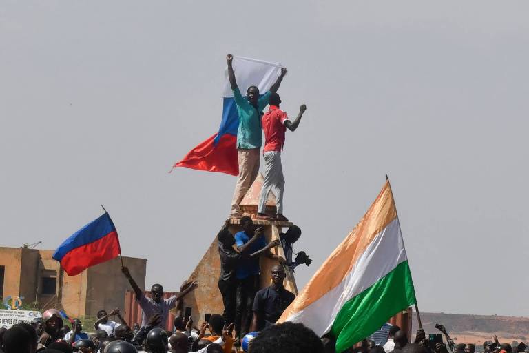 Manifestantes depredam embaixada da França no Níger e gritam 'viva Putin!'