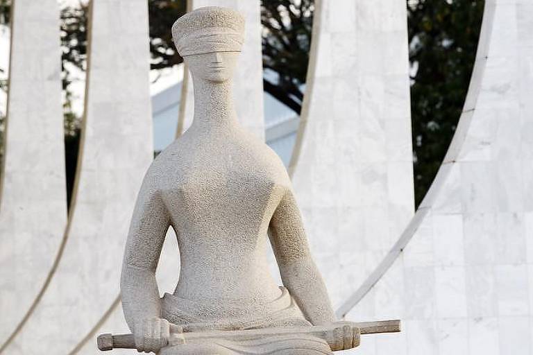 Estátua em frente ao STF com olhos vendados, representando a Justiça.